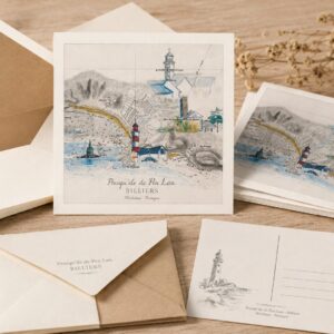 Cartes postales illustrant la presqu’île de Pen Lan à Billiers sur fond de carte marine, disposées sur une table en bois.
