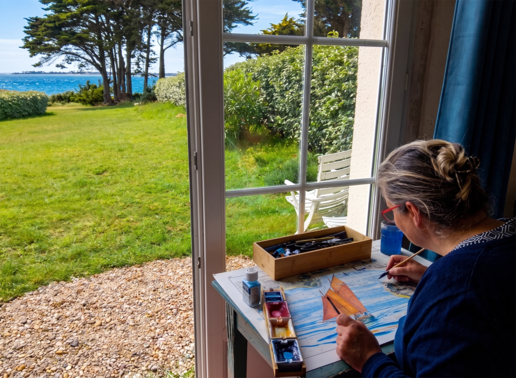 Claire à sa table d'artiste