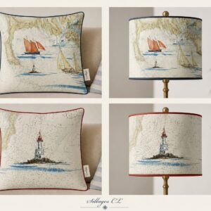 Coussins et abat-jours marins illustrés de voiliers et d’un phare sur carte nautique stylisée.