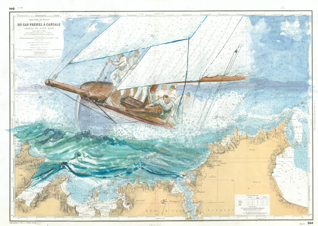 Voilier de régate penché dans la houle sur une carte marine de la baie de Saint-Malo.